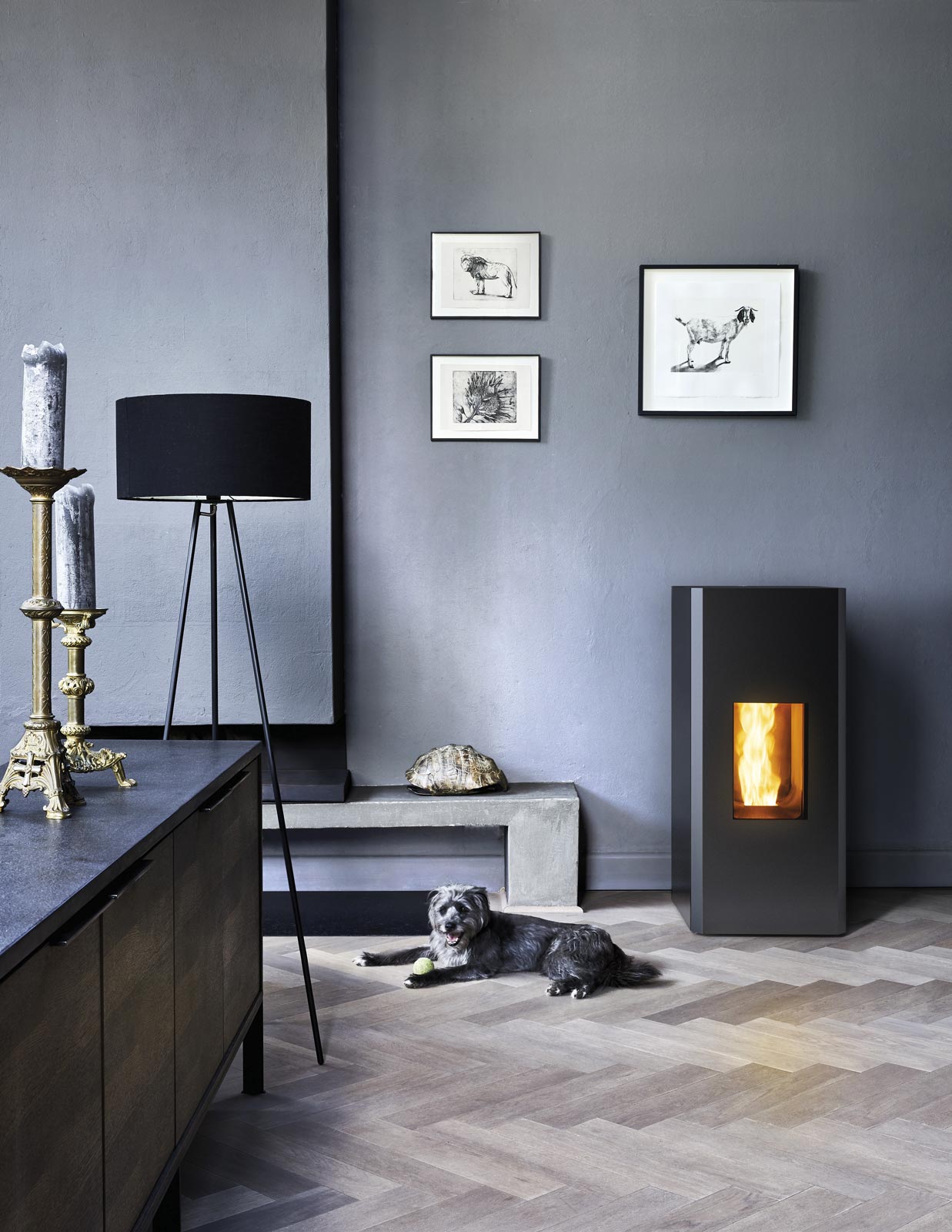 MAKO è una stufa a pellet che associa le più innovative tecnologie di funzionamento ad un
design accattivante, ispirato al gusto minimale
nordico.
Il rivestimento è realizzato interamente in
acciaio verniciato. I quattro angoli smussati a
45 gradi alleggeriscono l’insieme della struttura
e contemporaneamente le danno carattere.
Mako è priva di fori di ventilazione frontali e la
dissipazione del calore avviene attraverso una
griglia in ghisa, estremamente discreta, posta nella
parte superiore.
La nuova tecnologia di combustione Core permette
una combustione più pulita e sostenibile rispetto
alle normali stufe, con un abbattimento del
40% delle emissioni di polveri sottili rispetto ai
più severi limiti europei (certificazione 5 stelle
ariaPulita). Rispetto ai limiti europei di Ecodesign le
emissioni risultano fino a 55% più basse.
Grazie all’ottimizzazione della combustione, inoltre,
la pulizia del focolare diventa un’operazione rapida
e semplice, il vetro rimane pulito molto più a lungo,
mentre la fiamma risulta spettacolare, paragonabile
al fuoco di legna.
Mako è dotata di braciere autopulente per una
gestione estremamente semplificata. Inoltre,
la bocca serbatoio è generosa per facilitare
il caricamento del pellet e, grazie alla nuova
candeletta in ceramica, i tempi di accensione
sono ridotti del 40%.
Mako è una stufa canalizzata da 8 kW con la
possibilità di scaldare contemporaneamente più
stanze e, grazie alla tecnologia Maestro+, può
essere gestita dal proprio smartphone, dal pannello
di controllo a scomparsa di serie o dal telecomando
fornito come optional. MAKO è una stufa a pellet che associa le più innovative tecnologie di funzionamento ad un
design accattivante, ispirato al gusto minimale
nordico.
Il rivestimento è realizzato interamente in
acciaio verniciato. I quattro angoli smussati a
45 gradi alleggeriscono l’insieme della struttura
e contemporaneamente le danno carattere.
Mako è priva di fori di ventilazione frontali e la
dissipazione del calore avviene attraverso una
griglia in ghisa, estremamente discreta, posta nella
parte superiore.
La nuova tecnologia di combustione Core permette
una combustione più pulita e sostenibile rispetto
alle normali stufe, con un abbattimento del
40% delle emissioni di polveri sottili rispetto ai
più severi limiti europei (certificazione 5 stelle
ariaPulita). Rispetto ai limiti europei di Ecodesign le
emissioni risultano fino a 55% più basse.
Grazie all’ottimizzazione della combustione, inoltre,
la pulizia del focolare diventa un’operazione rapida
e semplice, il vetro rimane pulito molto più a lungo,
mentre la fiamma risulta spettacolare, paragonabile
al fuoco di legna.
Mako è dotata di braciere autopulente per una
gestione estremamente semplificata. Inoltre,
la bocca serbatoio è generosa per facilitare
il caricamento del pellet e, grazie alla nuova
candeletta in ceramica, i tempi di accensione
sono ridotti del 40%.
Mako è una stufa canalizzata da 8 kW con la
possibilità di scaldare contemporaneamente più
stanze e, grazie alla tecnologia Maestro+, può
essere gestita dal proprio smartphone, dal pannello
di controllo a scomparsa di serie o dal telecomando
fornito come optional.