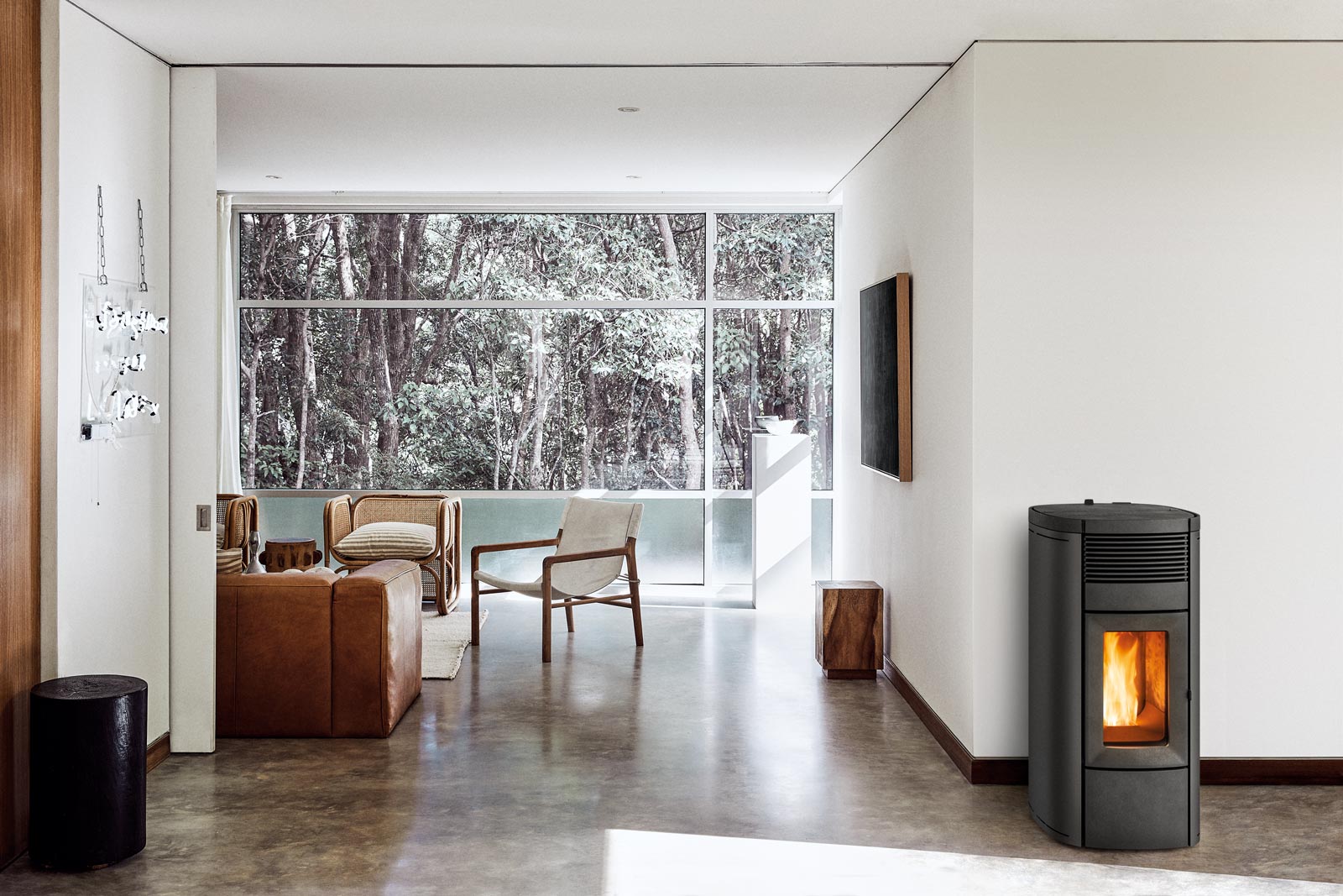 MUSA una delle stufe più vendute della collezione
MCZ e che ha saputo incontrare i gusti di decine di
migliaia di famiglie in tutta Europa, oggi si presenta
con un nuovo restyling firmato dal designer Pablo
Dorigo.
Realizzata per la prima volta nel 2009, Musa oggi si
propone con linee addolcite e ingentilite. Rispetto
al modello precedente i cambiamenti però sono
minimi in modo da mantenere la sobrietà e la pulizia
che hanno garantito il lungo successo di questa
stufa.
Il rivestimento è realizzato in acciaio verniciato,
mentre la porta ha una cornice in ghisa,
leggermente svasata verso il centro, che catalizza
lo sguardo verso il fuoco. La bocca serbatoio è più
generosa per facilitare il caricamento del pellet e,
grazie alla nuova candeletta in ceramica, i tempi di
accensione sono ridotti del 40%.
Oltre alle versioni tradizionali a ventilazione
forzata, ad aria canalizzata e idro, Musa viene
proposta in versione Core. La nuova tecnologia
di combustione Core permette una combustione
più pulita e sostenibile rispetto alle normali stufe,
con un abbattimento del 40% delle emissioni di
polveri sottili rispetto ai più severi limiti europei
(certificazione 5 stelle ariaPulita). Rispetto ai limiti
europei di Ecodesign le emissioni risultano fino
a 55% più basse. Grazie all’ottimizzazione della
combustione, inoltre, la pulizia del focolare diventa
un’operazione rapida e semplice, il vetro rimane
pulito molto più a lungo, mentre la fiamma risulta
spettacolare, paragonabile al fuoco di legna.
Tutti i modelli di Musa sono Maestro+, gestibili
quindi di serie direttamente da Smartphone
e pannello di controllo digitale, mentre il
telecomando freestanding con termostato
ambiente rimane opzionale. MUSA una delle stufe più vendute della collezione
MCZ e che ha saputo incontrare i gusti di decine di
migliaia di famiglie in tutta Europa, oggi si presenta
con un nuovo restyling firmato dal designer Pablo
Dorigo.
Realizzata per la prima volta nel 2009, Musa oggi si
propone con linee addolcite e ingentilite. Rispetto
al modello precedente i cambiamenti però sono
minimi in modo da mantenere la sobrietà e la pulizia
che hanno garantito il lungo successo di questa
stufa.
Il rivestimento è realizzato in acciaio verniciato,
mentre la porta ha una cornice in ghisa,
leggermente svasata verso il centro, che catalizza
lo sguardo verso il fuoco. La bocca serbatoio è più
generosa per facilitare il caricamento del pellet e,
grazie alla nuova candeletta in ceramica, i tempi di
accensione sono ridotti del 40%.
Oltre alle versioni tradizionali a ventilazione
forzata, ad aria canalizzata e idro, Musa viene
proposta in versione Core. La nuova tecnologia
di combustione Core permette una combustione
più pulita e sostenibile rispetto alle normali stufe,
con un abbattimento del 40% delle emissioni di
polveri sottili rispetto ai più severi limiti europei
(certificazione 5 stelle ariaPulita). Rispetto ai limiti
europei di Ecodesign le emissioni risultano fino
a 55% più basse. Grazie all’ottimizzazione della
combustione, inoltre, la pulizia del focolare diventa
un’operazione rapida e semplice, il vetro rimane
pulito molto più a lungo, mentre la fiamma risulta
spettacolare, paragonabile al fuoco di legna.
Tutti i modelli di Musa sono Maestro+, gestibili
quindi di serie direttamente da Smartphone
e pannello di controllo digitale, mentre il
telecomando freestanding con termostato
ambiente rimane opzionale.