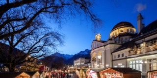 Mercatino di Natale, Merano, Villaggio Natalizio lungo il fiume Passirio fino a piazza della Rena Mercatino di Natale, Merano, Villaggio Natalizio lungo il fiume Passirio fino a piazza della Rena