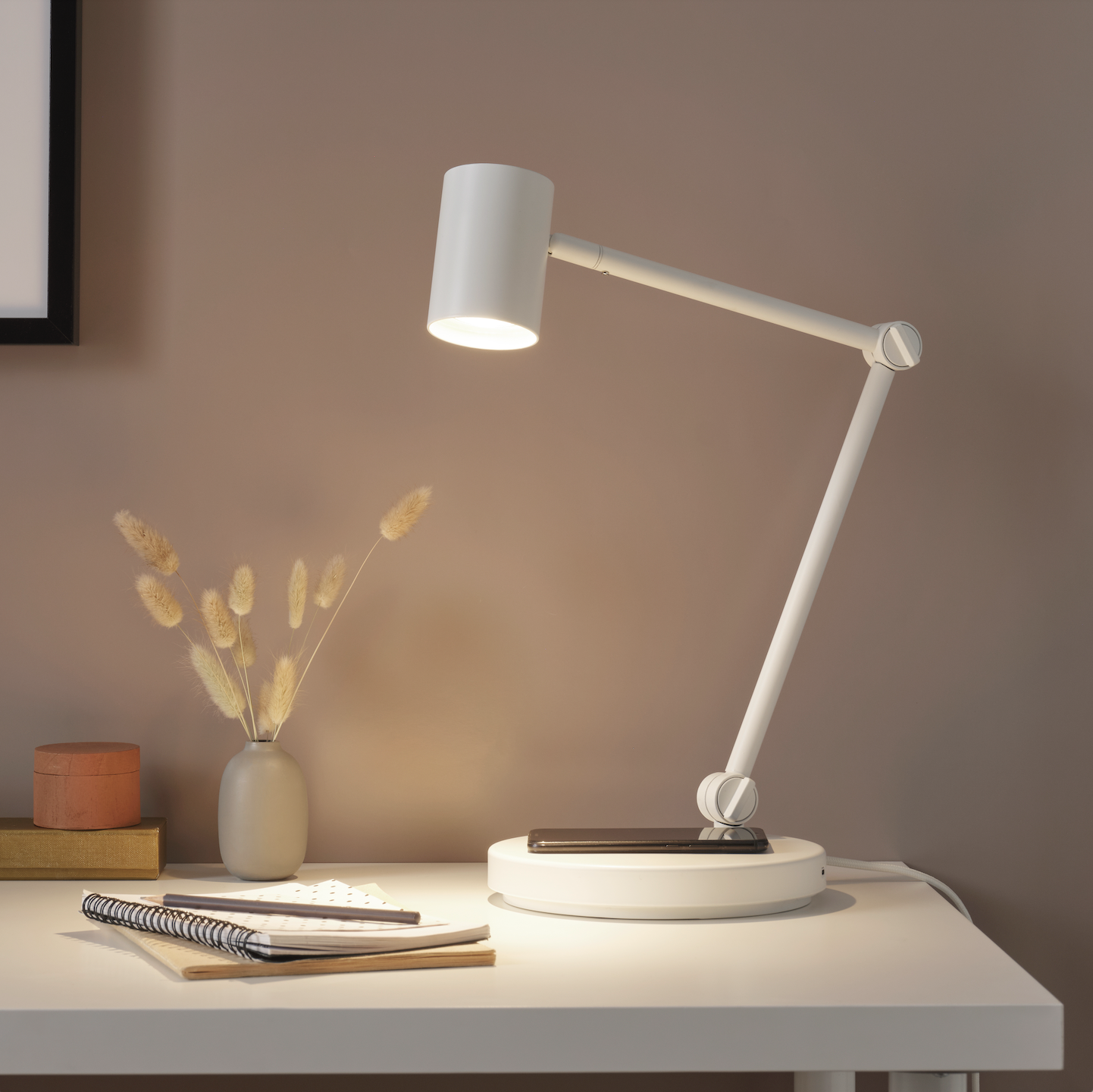 Ideale soprattutto per chi studia e lavora da casa, la lampada da lavoro con ricarica wireless Nymåne, dal design intramontabile, diffonde una luce diretta, perfetta per leggere. Con questa lampada è anche possibile caricare il proprio smartphone senza fili, basta semplicemente appoggiarlo sul caricabatteria integrato. Prezzo 59,95 euro. 