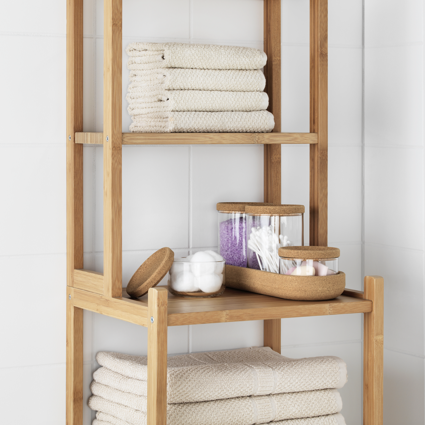 I contenitori con coperchio Saxborga in vetro e sughero sono un must have per chi vuole tenere in ordine i piccoli oggetti e portarli facilmente con sé. Prezzo 15 euro. 