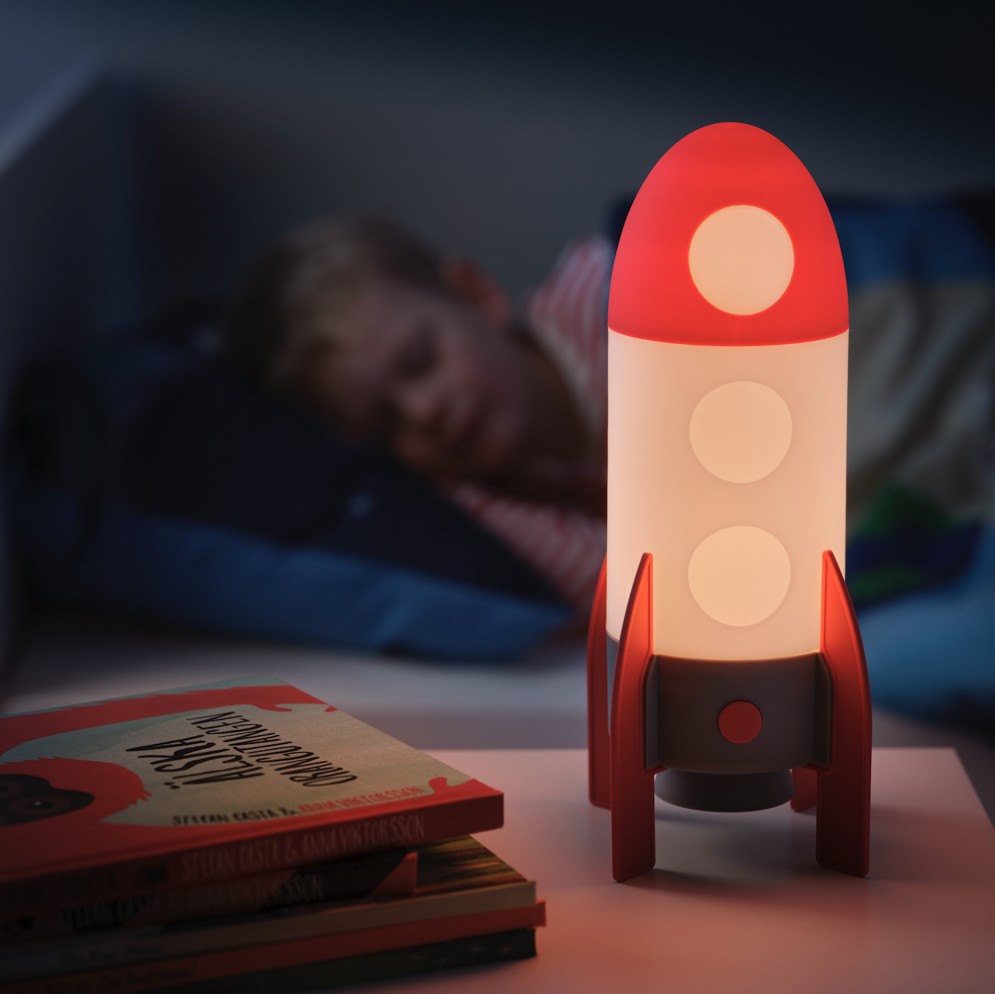 Se si desidera trasformare la cameretta del proprio bambino in un emozionante universo la lampada da tavolo a Led Aftonsparv è perfetta. Si illumina in sette diversi colori, così il tuo bambino può scegliere quello che preferisce o lasciare che sia la lampada a passare in automatico da un colore all’altro. Prezzo 19,95 euro. 