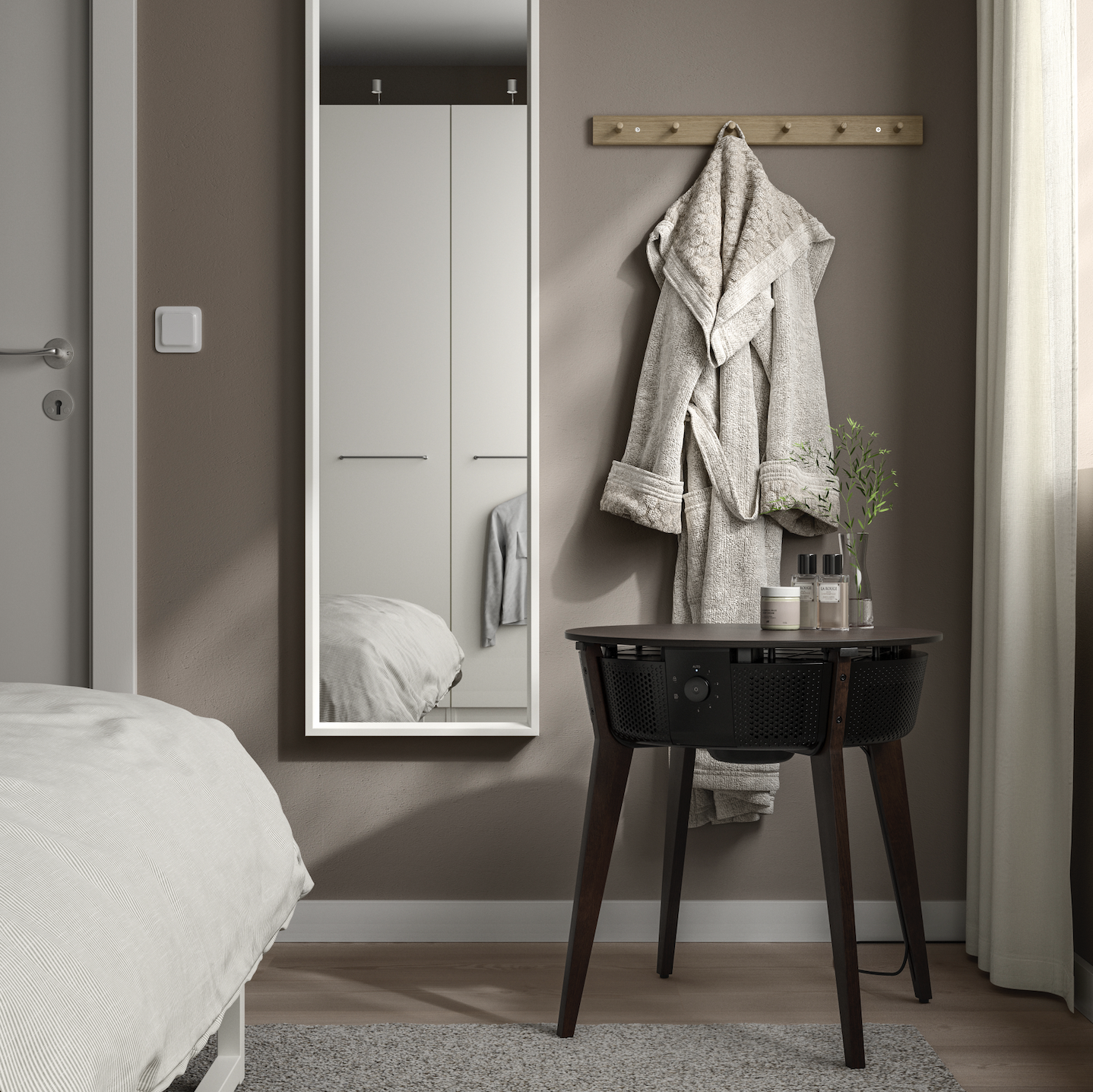 Il tavolino con purificatore d'aria Starkvind migliora la qualità dell'aria negli ambienti interni. Inoltre, può essere regolato manualmente, impostato sulla modalità automatica oppure connesso all'hub Dirigera per gestirlo tramite l’app di Ikea Home. Prezzo 159 euro. 