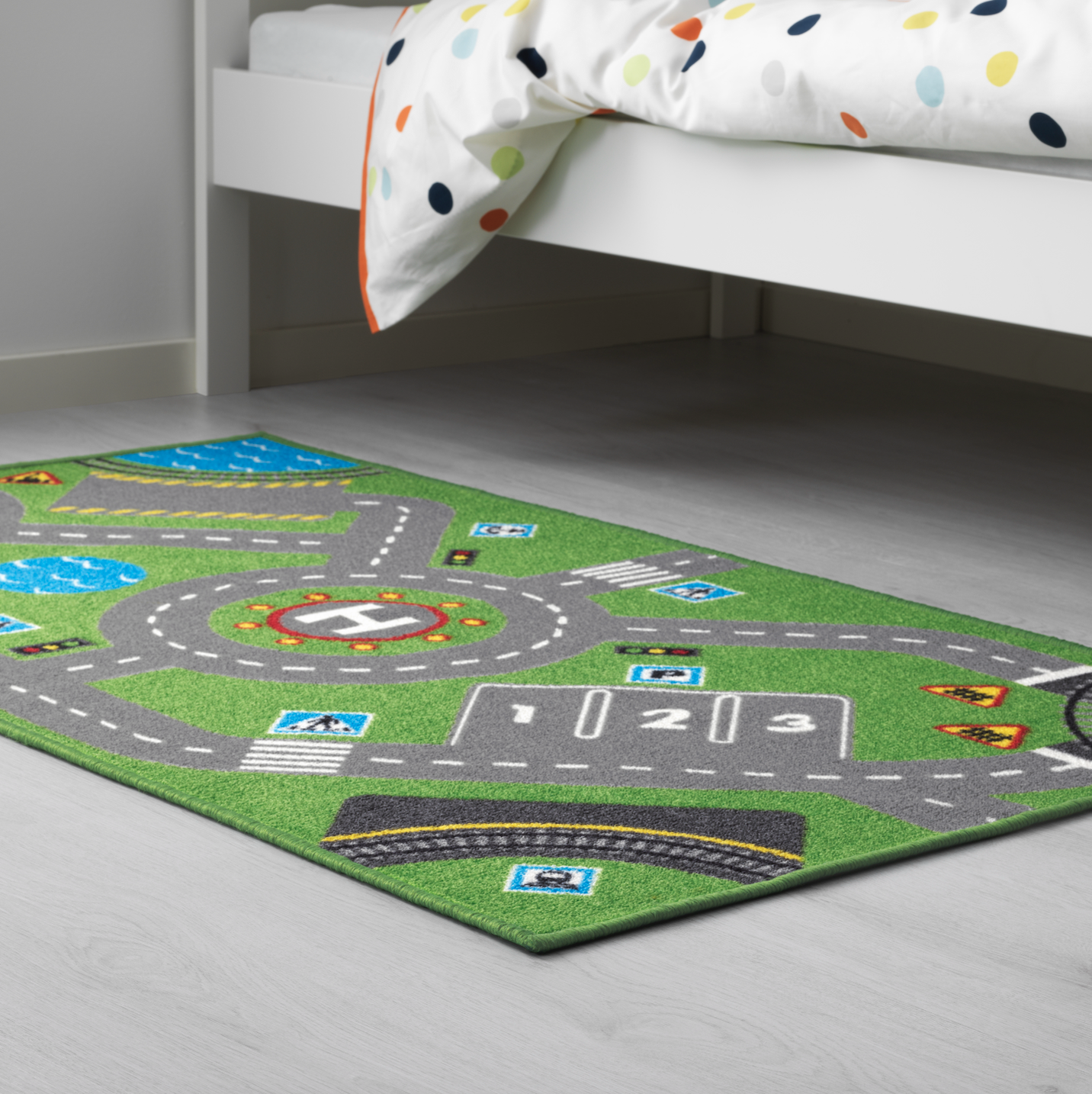 Storabo è il tappeto per bambini pensato anche per farli giocare ed esercitarsi a parcheggiare, guidare il treno e far decollare un elicottero. Inoltre, il tappeto è durevole, resistente alle macchie e di facile manutenzione: la soluzione perfetta per i giochi più movimentati. Prezzo 9,95 euro.