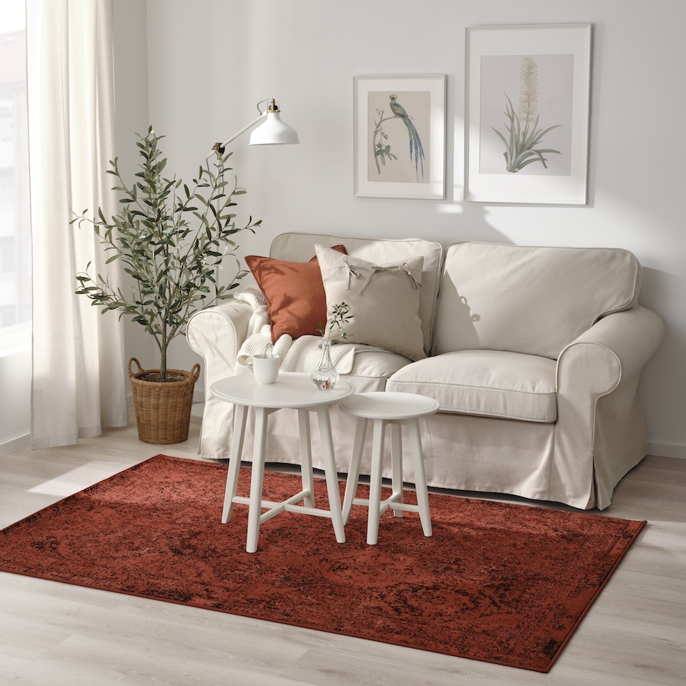 Tappeto Vonsbäk di Ikea, pelo corto, rosso. Lo stile vintage ha il fascino degli oggetti vissuti e aggiunge personalità all'ambiente. Misura L 133 x H 195 cm. Prezzo 49,95 euro.