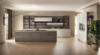 Cucina DeLinea di Scavolini, design Vuesse: isola centrale con ante in laminato Pietra Grey; basi e colonne in laccato opaco Grigio Chiaro e pensili a giorno in laccato opaco Nero Ardesia. Apertura con profilo in alluminio incassato con taglio a 40°; colore Ottone per profili maniglia,
gole verticali, orizzontali e zoccoli. Cucina DeLinea di Scavolini, design Vuesse: isola centrale con ante in laminato Pietra Grey; basi e colonne in laccato opaco Grigio Chiaro e pensili a giorno in laccato opaco Nero Ardesia. Apertura con profilo in alluminio incassato con taglio a 40°; colore Ottone per profili maniglia,
gole verticali, orizzontali e zoccoli.