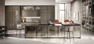 Nell’immagine, cucina Libra di Scavolini, design Vuesse: la composizione lineare sullo sfondo ha le colonne con ante laccate dogate lucide effetto perlato Cuvée, abbinate alle ante delle basi e dei pensili in laccato opaco Effetto perlato Cuvée; piano cucina in Acciaio Inox finitura Acciaio Scuro. Gola Round, orizzontale per le basi e verticale per le colonne, in laccato opaco nella stessa tonalità dell'anta.
Isola con ante telaio Alluminio finitura Acciaio Scuro con vetro Stopsol Chiaro e laccato opaco Tortora; piano top con lavello integrato in Acciaio Inox finitura Acciaio Scuro. Nell’immagine, cucina Libra di Scavolini, design Vuesse: la composizione lineare sullo sfondo ha le colonne con ante laccate dogate lucide effetto perlato Cuvée, abbinate alle ante delle basi e dei pensili in laccato opaco Effetto perlato Cuvée; piano cucina in Acciaio Inox finitura Acciaio Scuro. Gola Round, orizzontale per le basi e verticale per le colonne, in laccato opaco nella stessa tonalità dell'anta.
Isola con ante telaio Alluminio finitura Acciaio Scuro con vetro Stopsol Chiaro e laccato opaco Tortora; piano top con lavello integrato in Acciaio Inox finitura Acciaio Scuro.
