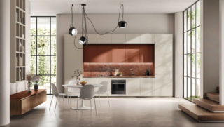 Cucina Mira di Scavolini, design Vuesse: composizione lineare con ante in laccato dogato opaco Tortora e laccato opaco Ruggine, piano cucina in Quarzite Brown Chocolate e profilo maniglia e gola Flat in finitura Titanio. Cucina Mira di Scavolini, design Vuesse: composizione lineare con ante in laccato dogato opaco Tortora e laccato opaco Ruggine, piano cucina in Quarzite Brown Chocolate e profilo maniglia e gola Flat in finitura Titanio.