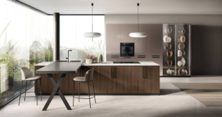 Cucina Musa di Scavolini, design Vuesse: isola con ante in impiallacciato dogato Rovere Pecan con maniglie verticali in metallo finitura antracite; piano top in Gres Porcellanato Invisible Light e piano banco colazione con zona lavaggio in Acciaio Scuro. Colonne dispensa e colonne elettrodomestici con ante in laccato opaco effetto perlato Pas Dosé, con maniglie orizzontali in metallo finitura antracite; a destra colonne con ante telaio Alluminio finitura Acciaio Scuro e vetro Stopsol chiaro. Cucina Musa di Scavolini, design Vuesse: isola con ante in impiallacciato dogato Rovere Pecan con maniglie verticali in metallo finitura antracite; piano top in Gres Porcellanato Invisible Light e piano banco colazione con zona lavaggio in Acciaio Scuro. Colonne dispensa e colonne elettrodomestici con ante in laccato opaco effetto perlato Pas Dosé, con maniglie orizzontali in metallo finitura antracite; a destra colonne con ante telaio Alluminio finitura Acciaio Scuro e vetro Stopsol chiaro.