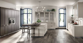 Cucina Carattere di Scavolini, design Vuesse: ante di basi e pensili in impiallacciato Frassino Cashmere e ante delle colonne in laccato opaco Grigio Ferro; maniglie in acciaio finitura satinata. Elementi distintivi della composizione la cornice cappello in laccato opaco Grigio Ferro e la vetrina con telaio all’inglese in appoggio sul piano. Cucina Carattere di Scavolini, design Vuesse: ante di basi e pensili in impiallacciato Frassino Cashmere e ante delle colonne in laccato opaco Grigio Ferro; maniglie in acciaio finitura satinata. Elementi distintivi della composizione la cornice cappello in laccato opaco Grigio Ferro e la vetrina con telaio all’inglese in appoggio sul piano.