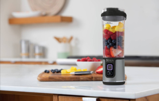 Portatile e cordless, il frullatore portatile Ninja Blast è perfetto da portare in palestra, al parco, in auto o al lavoro, perché consente di frullare ovunque si desideri con risultati ottimali. È in grado di lavorare ingredienti congelati e bevande proteiche super fluide, nonché salse e condimenti. Il contenitore da 530 ml ha coperchio a prova di perdite con beccuccio e tracolla. Misura L 9 x P 8,5 x H 27 cm. Prezzo 59,99 euro. www.attiva.com Portatile e cordless, il frullatore portatile Ninja Blast è perfetto da portare in palestra, al parco, in auto o al lavoro, perché consente di frullare ovunque si desideri con risultati ottimali. È in grado di lavorare ingredienti congelati e bevande proteiche super fluide, nonché salse e condimenti. Il contenitore da 530 ml ha coperchio a prova di perdite con beccuccio e tracolla. Misura L 9 x P 8,5 x H 27 cm. Prezzo 59,99 euro. www.attiva.com