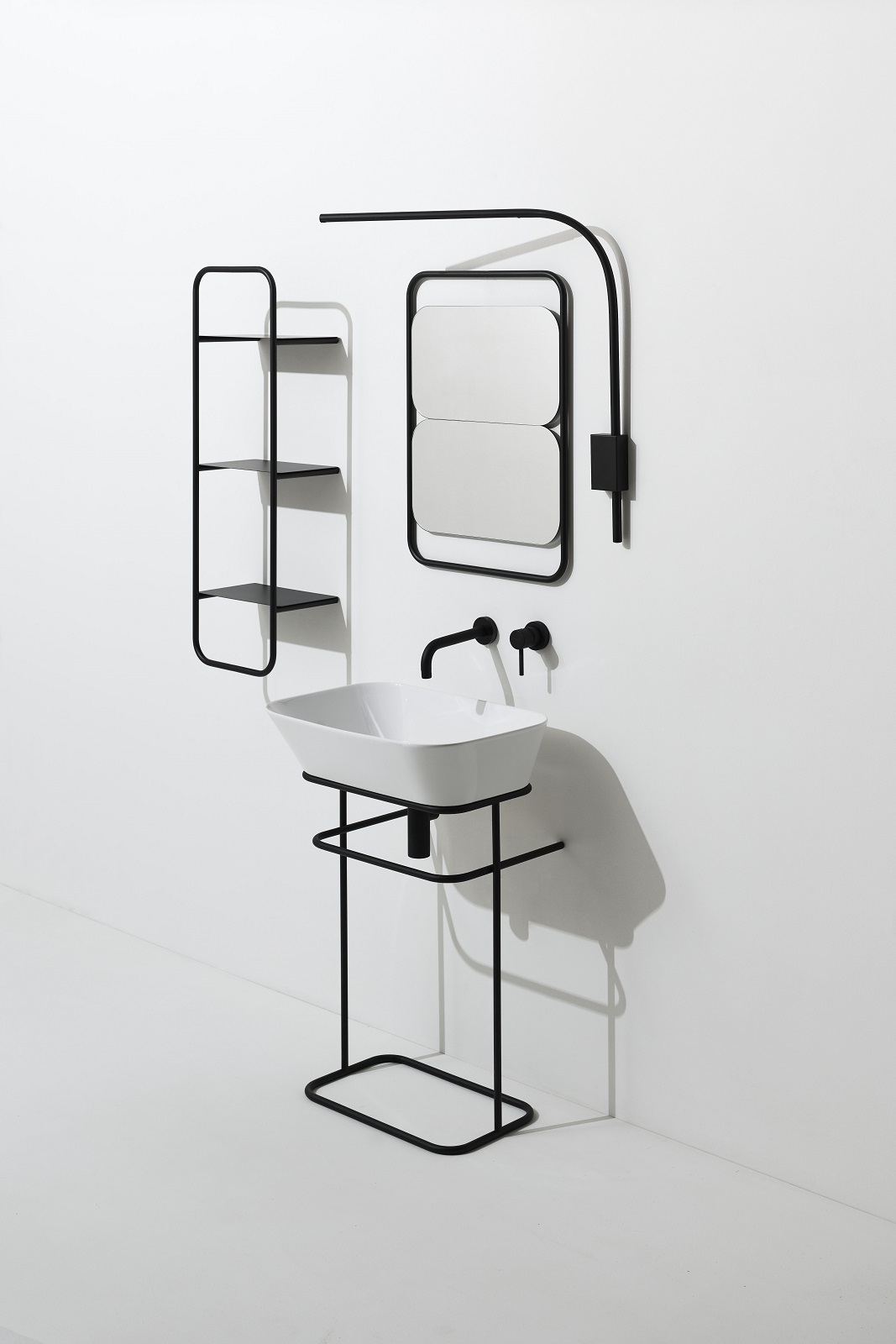 Ha tratti essenziali e minimali la lampada Wave di Simas nella finitura nero Matt. Nella foto con composizione coordinata la lampada a Led 30 con interruttore a sfioro misura L 50 x H 72 cm. Prezzo, Iva esclusa, 618 euro. www.simas.it Ha tratti essenziali e minimali la lampada Wave di Simas nella finitura nero Matt. Nella foto con composizione coordinata la lampada a Led 30 con interruttore a sfioro misura L 50 x H 72 cm. Prezzo, Iva esclusa, 618 euro. www.simas.it