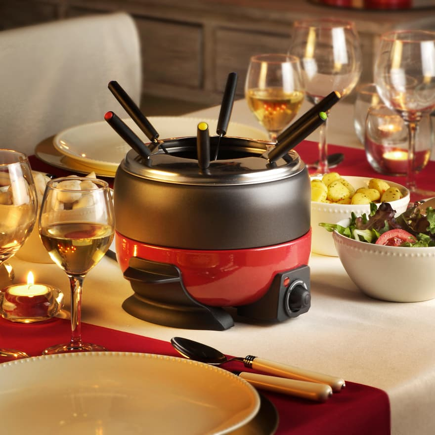 Dinner è il set per la fonduta di Casa completo di 6 forchette nero. Il contenitore è capiente 200 cl. Misura Ø 20 x H 26 cm. Prezzo 49,95 euro. www.casashops.com Dinner è il set per la fonduta di Casa completo di 6 forchette nero. Il contenitore è capiente 200 cl. Misura Ø 20 x H 26 cm. Prezzo 49,95 euro. www.casashops.com