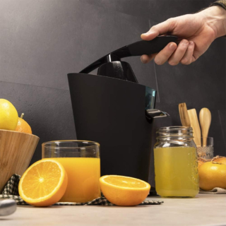 Lo spremiagrumi elettrico EssentialVita PowerFresh di Cecotec con potenza di 600 watt ha filtro in acciaio inossidabile. Dotato di 2 coni rimovibili, per adattarsi agli agrumi più grandi o più piccoli, ha leva per un’estrazione del succo senza sforzo. L’accensione è automatica con una semplice pressione del cono. Prezzo 46,99 euro. www.amazon.it Lo spremiagrumi elettrico EssentialVita PowerFresh di Cecotec con potenza di 600 watt ha filtro in acciaio inossidabile. Dotato di 2 coni rimovibili, per adattarsi agli agrumi più grandi o più piccoli, ha leva per un’estrazione del succo senza sforzo. L’accensione è automatica con una semplice pressione del cono. Prezzo 46,99 euro. www.amazon.it