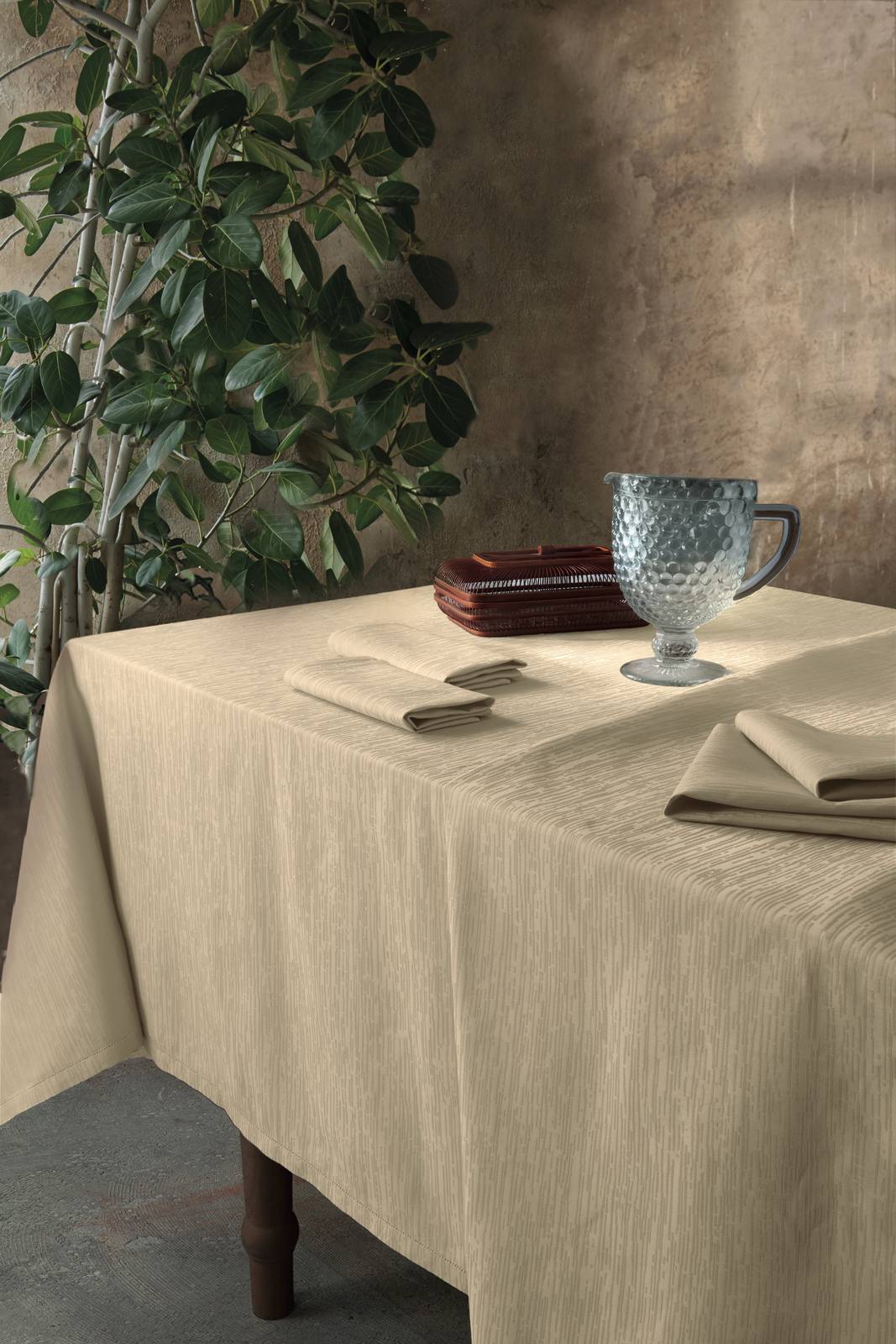 Tovaglia quadrata Lia con delicato motivo jacquard con tovaglioli abbinati della nuova collezione Convivio di VallesusaCasa, in puro cotone tinto filo, 100% Made in Italy, Nella misura 6 posti L da 160x180 cm, prezzo 80 euro. gabel1957.com Tovaglia quadrata Lia con delicato motivo jacquard con tovaglioli abbinati della nuova collezione Convivio di VallesusaCasa, in puro cotone tinto filo, 100% Made in Italy, Nella misura 6 posti L da 160x180 cm, prezzo 80 euro. gabel1957.com