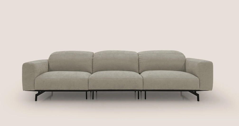 Il divano Sakura è completamente imbottito in piuma d'oca e memory foam. È un modello modulare con tre sedute e poggiatesta reclinabili, rivestito in tessuto fiammato impermeabile e lucente. Il divano Sakura è completamente imbottito in piuma d'oca e memory foam. È un modello modulare con tre sedute e poggiatesta reclinabili, rivestito in tessuto fiammato impermeabile e lucente.