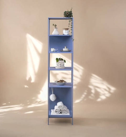Lo scaffale a colonna Levante di Hiro Design è declinato in una raffinata colorazione Blu Fiodaliso; può essere utilizzato come mobiletto in bagno o come scaffale libreria. I montanti e i ripiani sono in acciaio verniciato a polvere effetto goffrato che rende la superficie materica al tatto e resistente ai graffi. Misura L 35 x P 35 x H 150 cm. Prezzo 189 euro. https://hiro.design/ Lo scaffale a colonna Levante di Hiro Design è declinato in una raffinata colorazione Blu Fiodaliso; può essere utilizzato come mobiletto in bagno o come scaffale libreria. I montanti e i ripiani sono in acciaio verniciato a polvere effetto goffrato che rende la superficie materica al tatto e resistente ai graffi. Misura L 35 x P 35 x H 150 cm. Prezzo 189 euro. https://hiro.design/