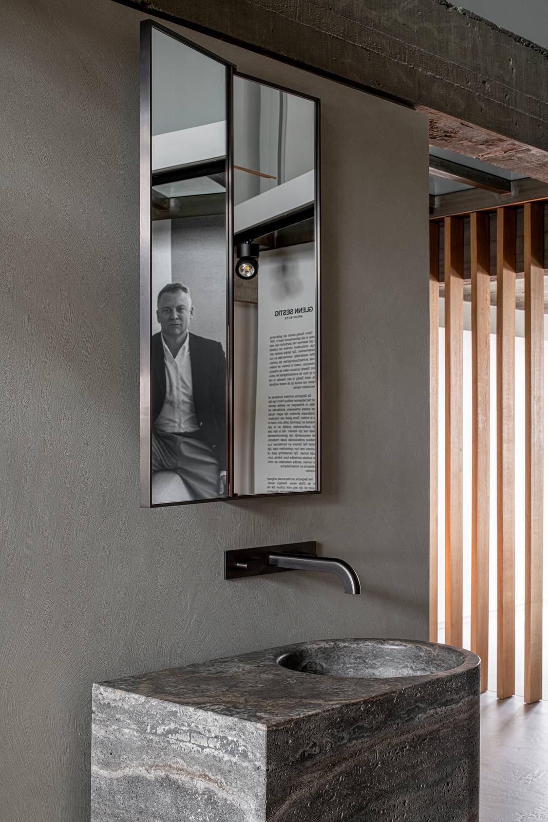 Collezione Sixty: lavabo a colonna monoblocco in Marmo Travertino Titanio con scarico a pavimento e piletta sifonata a scarico libero ispezionabile (specchio aperto).