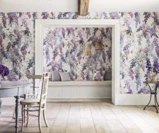 Carta da parati Wisteria Falls di Sanderson distr. B&B Distribuzione (bbdistribuzione.it) con diversi viola accostati, glicine e lilla per esempio