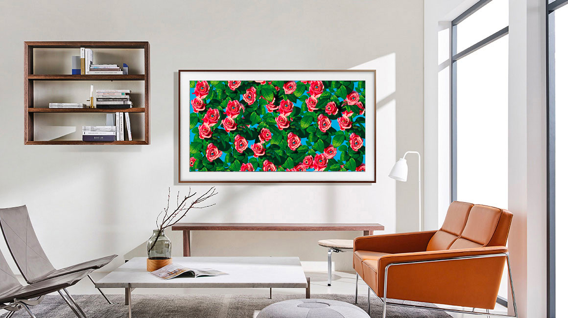 Per gli appassionati di design e di estetica invece la TV The Frame 4K, disponibile in sei formati, da 43” fino a 85”, che quando che acceso è un TV, spento è un quadro. Diversa dalle tradizionali TV, grazie al suo design unico e sottile che richiama fortemente il concept di un quadro nel momento in cui è spento, attraverso la funzione preinstallata Art Mode, si trasforma in un pezzo da galleria delle più incredibili collezioni d’arte del mondo. Grazie al Matte display e alla tecnologia QLED, i colori originali delle opere d’arte sono valorizzati e i dettagli espressi in alta definizione. Dotata di vere e proprie cornici intercambiabili che conferiscono un design elegante e moderno, valorizza al meglio gli interni della stanza in perfetta armonia con qualsiasi arredo. Per gli appassionati di design e di estetica invece la TV The Frame 4K, disponibile in sei formati, da 43” fino a 85”, che quando che acceso è un TV, spento è un quadro. Diversa dalle tradizionali TV, grazie al suo design unico e sottile che richiama fortemente il concept di un quadro nel momento in cui è spento, attraverso la funzione preinstallata Art Mode, si trasforma in un pezzo da galleria delle più incredibili collezioni d’arte del mondo. Grazie al Matte display e alla tecnologia QLED, i colori originali delle opere d’arte sono valorizzati e i dettagli espressi in alta definizione. Dotata di vere e proprie cornici intercambiabili che conferiscono un design elegante e moderno, valorizza al meglio gli interni della stanza in perfetta armonia con qualsiasi arredo.