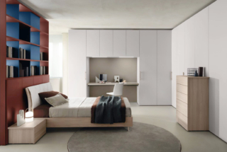 Il capiente armadio ad angolo Alterna con ante a battente Plana di Zalf accoglie un grande scrittoio sottoponte in contrasto con l'interno color sesamo. Le maniglie verticali nella finitura olmo sand impreziosiscono le ante lisce nella luminosa finitura Pomice. Misura L 415/387,5 x P 61,2 x H 259,2 cm. Prezzo su richiesta. www.zalf.com Il capiente armadio ad angolo Alterna con ante a battente Plana di Zalf accoglie un grande scrittoio sottoponte in contrasto con l'interno color sesamo. Le maniglie verticali nella finitura olmo sand impreziosiscono le ante lisce nella luminosa finitura Pomice. Misura L 415/387,5 x P 61,2 x H 259,2 cm. Prezzo su richiesta. www.zalf.com