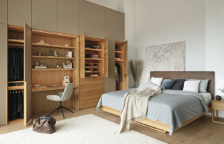 Uno scrittoio e una serie di mensole con illuminazione a Led per l'angolo studio inserito nell'armadio Lunetto di Team7 che può essere progettato su misura ed è completamente personalizzabile. Le ante a battente sono realizzate in legno con venatura orizzontale e in vetro colorato, dotate di maniglie verticali in legno naturale. Prezzo su progetto. www.team7-home.com Uno scrittoio e una serie di mensole con illuminazione a Led per l'angolo studio inserito nell'armadio Lunetto di Team7 che può essere progettato su misura ed è completamente personalizzabile. Le ante a battente sono realizzate in legno con venatura orizzontale e in vetro colorato, dotate di maniglie verticali in legno naturale. Prezzo su progetto. www.team7-home.com