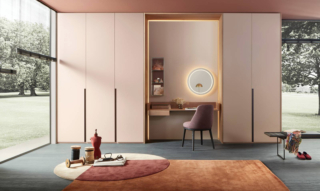 Contiene una zona home office/make-up, l'armadio al Centimetro Next di Lema con ante a battente e maniglie verticali in metallo: al centro trova posto l'elemento a parete Vanity sospeso ad una pannellatura che nasconde un perimetro luminoso che trasforma lo spazio in un angolo privato perfetto per lo smart working. È presente anche un comodo cassetto posizionabile a destra o a sinistra, un cofanetto beauty chiuso da una ribalta rivestita in cuoio e dallo specchio rotondo Smart Mirror con luce perimetrale soffusa. Due ante Next in melaminico misurano L 100,3 x P 2,5 x H 233,4 cm. Prezzo a partire da 430 euro. www.lemamobili.com Contiene una zona home office/make-up, l'armadio al Centimetro Next di Lema con ante a battente e maniglie verticali in metallo: al centro trova posto l'elemento a parete Vanity sospeso ad una pannellatura che nasconde un perimetro luminoso che trasforma lo spazio in un angolo privato perfetto per lo smart working. È presente anche un comodo cassetto posizionabile a destra o a sinistra, un cofanetto beauty chiuso da una ribalta rivestita in cuoio e dallo specchio rotondo Smart Mirror con luce perimetrale soffusa. Due ante Next in melaminico misurano L 100,3 x P 2,5 x H 233,4 cm. Prezzo a partire da 430 euro. www.lemamobili.com