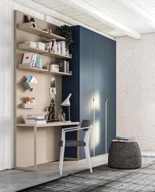 Lo scrittoio in laccato opaco Tortora, che permette dare vita ad un pratico home office sulla parete, fa parte del sistema Poker di Alf DaFrè, l'armadio a muro con tre ante a battente in una ricercata tonalità di blu; le attrezzature interne e gli schienali sono in nobilitato Noce naturale. Misura L 305,2 x P 43,8 x H 255,1 cm. Una composizione base composta da un modulo Total view tre ante, due moduli anta battente misura L 245,7 x P 41,6 x H 194,3/229,4 cm. Prezzo a partire da 3.429 euro. www.alfdafre.it Lo scrittoio in laccato opaco Tortora, che permette dare vita ad un pratico home office sulla parete, fa parte del sistema Poker di Alf DaFrè, l'armadio a muro con tre ante a battente in una ricercata tonalità di blu; le attrezzature interne e gli schienali sono in nobilitato Noce naturale. Misura L 305,2 x P 43,8 x H 255,1 cm. Una composizione base composta da un modulo Total view tre ante, due moduli anta battente misura L 245,7 x P 41,6 x H 194,3/229,4 cm. Prezzo a partire da 3.429 euro. www.alfdafre.it