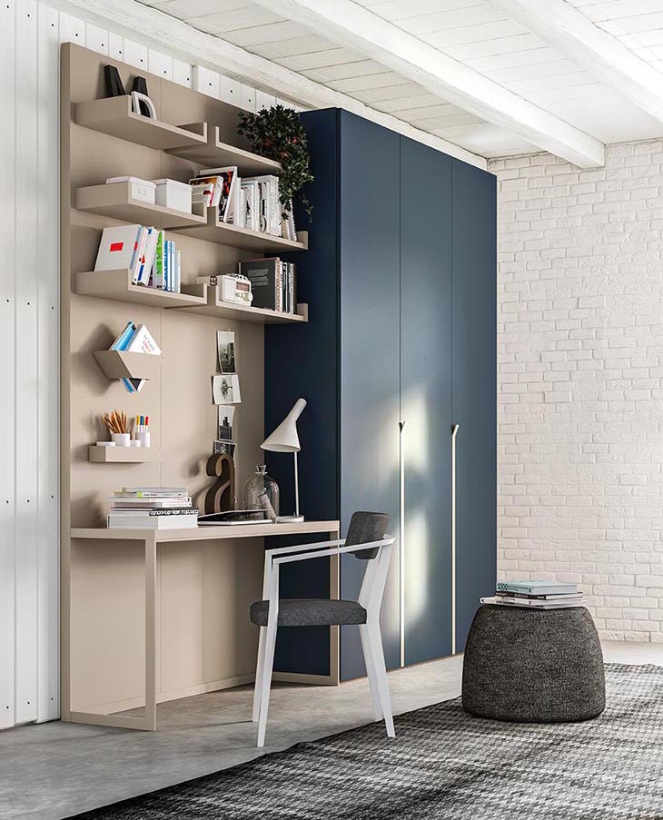 Lo scrittoio in laccato opaco Tortora, che permette dare vita ad un pratico home office sulla parete, fa parte del sistema Poker di Alf DaFrè, l'armadio a muro con tre ante a battente in una ricercata tonalità di blu; le attrezzature interne e gli schienali sono in nobilitato Noce naturale. Misura L 305,2 x P 43,8 x H 255,1 cm. Una composizione base composta da un modulo Total view tre ante, due moduli anta battente misura L 245,7 x P 41,6 x H 194,3/229,4 cm. Prezzo a partire da 3.429 euro. www.alfdafre.it Lo scrittoio in laccato opaco Tortora, che permette dare vita ad un pratico home office sulla parete, fa parte del sistema Poker di Alf DaFrè, l'armadio a muro con tre ante a battente in una ricercata tonalità di blu; le attrezzature interne e gli schienali sono in nobilitato Noce naturale. Misura L 305,2 x P 43,8 x H 255,1 cm. Una composizione base composta da un modulo Total view tre ante, due moduli anta battente misura L 245,7 x P 41,6 x H 194,3/229,4 cm. Prezzo a partire da 3.429 euro. www.alfdafre.it