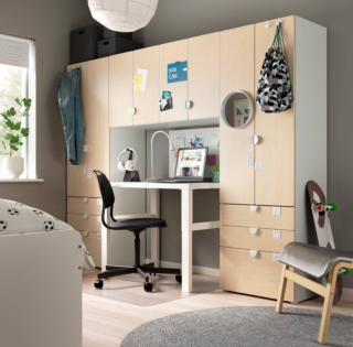 La combinazione di mobili Smastad/Platsa di Ikea Italia offre, al centro, lòo spazio in cui posizionare una scrivania per dare vita ad un comodo angolo studio. Le finiture bianco e betulla ne sottolineano lo stile nordico e la rendono facile da ambientare; inoltre le ante sono dotate di cerniere con chiusura ammortizzata e silenziosa.Misura L 240 x P 42 x H 181 cm. Prezzo 544 euro. www.ikea.com La combinazione di mobili Smastad/Platsa di Ikea Italia offre, al centro, lòo spazio in cui posizionare una scrivania per dare vita ad un comodo angolo studio. Le finiture bianco e betulla ne sottolineano lo stile nordico e la rendono facile da ambientare; inoltre le ante sono dotate di cerniere con chiusura ammortizzata e silenziosa.Misura L 240 x P 42 x H 181 cm. Prezzo 544 euro. www.ikea.com