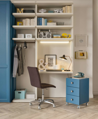 La composizione VG301 della Linea Vogue Collection di Moretti Compact è caratterizzata da un capiente armadio a ponte con ante a telaio in Laccato Blu Navy e da una scrivania nella finitura Essenza Quarzo. Permette di ottimizzare al meglio lo spazio anche in una camera con dimensioni contenute. Misura L 162 x P 52,1 x H 258 cm. Prezzo 1.258 euro. www.moretticompact.it La composizione VG301 della Linea Vogue Collection di Moretti Compact è caratterizzata da un capiente armadio a ponte con ante a telaio in Laccato Blu Navy e da una scrivania nella finitura Essenza Quarzo. Permette di ottimizzare al meglio lo spazio anche in una camera con dimensioni contenute. Misura L 162 x P 52,1 x H 258 cm. Prezzo 1.258 euro. www.moretticompact.it