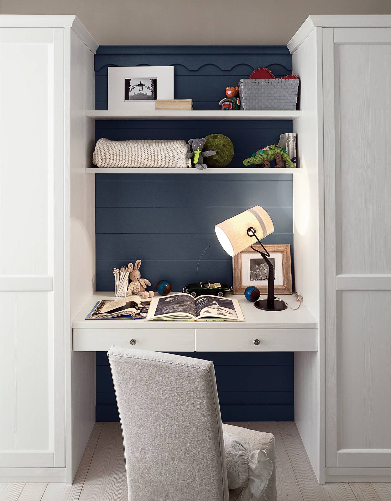 Legno massiccio di abete verniciato all'acqua per l'armadio con anta a telaio modello Kelly nella luminosa finitura Gesso di Scandola Mobili che accoglie la boiserie dogata nella colorazione Denime lo scrittoio sospeso con due cassetti sottopiano. Un modulo Armadio a due ante completo di fianchi finali misura L 93 x P 58,6 x H 184,7 cm. Prezzo a partire da 1.480 euro + Iva. www.scandolamobili.it Legno massiccio di abete verniciato all'acqua per l'armadio con anta a telaio modello Kelly nella luminosa finitura Gesso di Scandola Mobili che accoglie la boiserie dogata nella colorazione Denime lo scrittoio sospeso con due cassetti sottopiano. Un modulo Armadio a due ante completo di fianchi finali misura L 93 x P 58,6 x H 184,7 cm. Prezzo a partire da 1.480 euro + Iva. www.scandolamobili.it