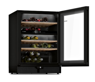 Cantinetta con porta completa di serratura.
Nella cantinetta vino Serie 6 KWK16ABGB di Bosch basta premere il pulsante per attivare la luce led che rimane accesa anche quando l’apparecchio è chiuso. Per 44 bottiglie, è dotata di serratura sulla porta e ha due zone a temperatura separata per conservare contemporaneamente i vini rossi e bianchi a temperature diverse. Grazie a un ripiano con guide telescopiche, è possibile raggiungere facilmente le bottiglie preferite. Misura L 60 x P 59 x H 82 cm. Prezzo da rivenditore. www.bosch-home.com/it Cantinetta con porta completa di serratura.
Nella cantinetta vino Serie 6 KWK16ABGB di Bosch basta premere il pulsante per attivare la luce led che rimane accesa anche quando l’apparecchio è chiuso. Per 44 bottiglie, è dotata di serratura sulla porta e ha due zone a temperatura separata per conservare contemporaneamente i vini rossi e bianchi a temperature diverse. Grazie a un ripiano con guide telescopiche, è possibile raggiungere facilmente le bottiglie preferite. Misura L 60 x P 59 x H 82 cm. Prezzo da rivenditore. www.bosch-home.com/it