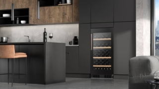 Cantinetta con sistema di auto-evaporazione.
Capiente 239 per ospitare fino a 108 bottiglie, la cantina vino RW3N230GELF di Hisense è dotata di ripiani in legno di faggio, vetro anti-UV, filtri al carbone attivo, controllo elettronico touch, illuminazione LED regolabile e connettività Wi-Fi. Le basse vibrazioni, il sistema di auto-evaporazione e l'ottimizzatore di conservazione del vino contribuiscono a preservare al meglio le caratteristiche organolettiche delle etichette nel tempo. In classe energetica F, ha porta reversibile. Misura L 60 x P 60 x H 126 cm. Prezzo da rivenditore. www.hisense.com Cantinetta con sistema di auto-evaporazione.
Capiente 239 per ospitare fino a 108 bottiglie, la cantina vino RW3N230GELF di Hisense è dotata di ripiani in legno di faggio, vetro anti-UV, filtri al carbone attivo, controllo elettronico touch, illuminazione LED regolabile e connettività Wi-Fi. Le basse vibrazioni, il sistema di auto-evaporazione e l'ottimizzatore di conservazione del vino contribuiscono a preservare al meglio le caratteristiche organolettiche delle etichette nel tempo. In classe energetica F, ha porta reversibile. Misura L 60 x P 60 x H 126 cm. Prezzo da rivenditore. www.hisense.com