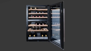 Cantinetta con doppia zona di temperatura regolabile in modo indipendente.Il cuore del sistema della Cantina Vini 88 di Fulgor Milano è la doppia zona di temperatura, superiore e inferiore, regolabile in modo indipendente da +5 °C a +20 °C, per custodire e servire contemporaneamente vini bianchi, rossi e bollicine alla temperatura ideale. Sistema antivibrazioni, dispositivo anticondensa e vetro isolante con protezione dai raggi UV preservano nel tempo aromi e caratteristiche organolettiche. I cinque ripiani scorrevoli sono in pregiato legno di faggio, ed uno è sagomato per quattro bottiglie di champagne. Misura L 59 x P 55,5 x H 88,5 cm. Prezzo 2.257 euro. www.fulgor-milano-com Cantinetta con doppia zona di temperatura regolabile in modo indipendente.Il cuore del sistema della Cantina Vini 88 di Fulgor Milano è la doppia zona di temperatura, superiore e inferiore, regolabile in modo indipendente da +5 °C a +20 °C, per custodire e servire contemporaneamente vini bianchi, rossi e bollicine alla temperatura ideale. Sistema antivibrazioni, dispositivo anticondensa e vetro isolante con protezione dai raggi UV preservano nel tempo aromi e caratteristiche organolettiche. I cinque ripiani scorrevoli sono in pregiato legno di faggio, ed uno è sagomato per quattro bottiglie di champagne. Misura L 59 x P 55,5 x H 88,5 cm. Prezzo 2.257 euro. www.fulgor-milano-com