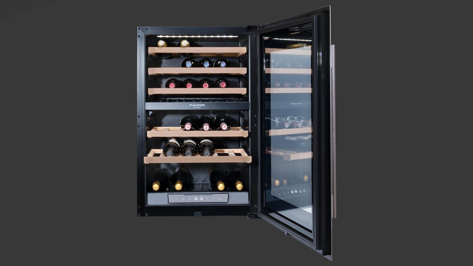 Cantinetta con doppia zona di temperatura regolabile in modo indipendente.Il cuore del sistema della Cantina Vini 88 di Fulgor Milano è la doppia zona di temperatura, superiore e inferiore, regolabile in modo indipendente da +5 °C a +20 °C, per custodire e servire contemporaneamente vini bianchi, rossi e bollicine alla temperatura ideale. Sistema antivibrazioni, dispositivo anticondensa e vetro isolante con protezione dai raggi UV preservano nel tempo aromi e caratteristiche organolettiche. I cinque ripiani scorrevoli sono in pregiato legno di faggio, ed uno è sagomato per quattro bottiglie di champagne. Misura L 59 x P 55,5 x H 88,5 cm. Prezzo 2.257 euro. www.fulgor-milano-com Cantinetta con doppia zona di temperatura regolabile in modo indipendente.Il cuore del sistema della Cantina Vini 88 di Fulgor Milano è la doppia zona di temperatura, superiore e inferiore, regolabile in modo indipendente da +5 °C a +20 °C, per custodire e servire contemporaneamente vini bianchi, rossi e bollicine alla temperatura ideale. Sistema antivibrazioni, dispositivo anticondensa e vetro isolante con protezione dai raggi UV preservano nel tempo aromi e caratteristiche organolettiche. I cinque ripiani scorrevoli sono in pregiato legno di faggio, ed uno è sagomato per quattro bottiglie di champagne. Misura L 59 x P 55,5 x H 88,5 cm. Prezzo 2.257 euro. www.fulgor-milano-com