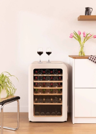 Cantinetta in stile retrò.La cantinetta per vini da 45 bottiglie di Create ha un design bombato elegante. Con un intervallo di regolabile da 4°C a 22°C, ha controllo digitale della temperatura, sistema antivibrazione, luce interna a LED a basso consumo che non emette frequenze di luce blu per non alterare né ossidare i pigmenti e i tannini presenti nel vino. Misura L 55 x P 55 x H 83,5 cm. Prezzo 549 euro. www.create.store.it Cantinetta in stile retrò.La cantinetta per vini da 45 bottiglie di Create ha un design bombato elegante. Con un intervallo di regolabile da 4°C a 22°C, ha controllo digitale della temperatura, sistema antivibrazione, luce interna a LED a basso consumo che non emette frequenze di luce blu per non alterare né ossidare i pigmenti e i tannini presenti nel vino. Misura L 55 x P 55 x H 83,5 cm. Prezzo 549 euro. www.create.store.it