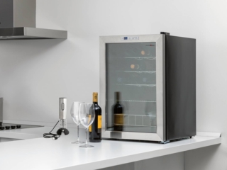 Cantinetta per 20 bottiglie.Appartiene alla Techno Collection di Brandani il frigorifero che può contenere fino a 20 bottiglie. Ha compressore con potenza di 85 watt e ripiani removibili in acciaio cromato. La temperatura, che può essere visualizzata in gradi celsius o fahrenheit, si regola e controlla elettronicamente ed ha un intervallo di 4°C18°C - 39°F64°F. Misura L 43 x P 48 x H 64 cm. Prezzo 465 euro. www.brandani.it Cantinetta per 20 bottiglie.Appartiene alla Techno Collection di Brandani il frigorifero che può contenere fino a 20 bottiglie. Ha compressore con potenza di 85 watt e ripiani removibili in acciaio cromato. La temperatura, che può essere visualizzata in gradi celsius o fahrenheit, si regola e controlla elettronicamente ed ha un intervallo di 4°C18°C - 39°F64°F. Misura L 43 x P 48 x H 64 cm. Prezzo 465 euro. www.brandani.it