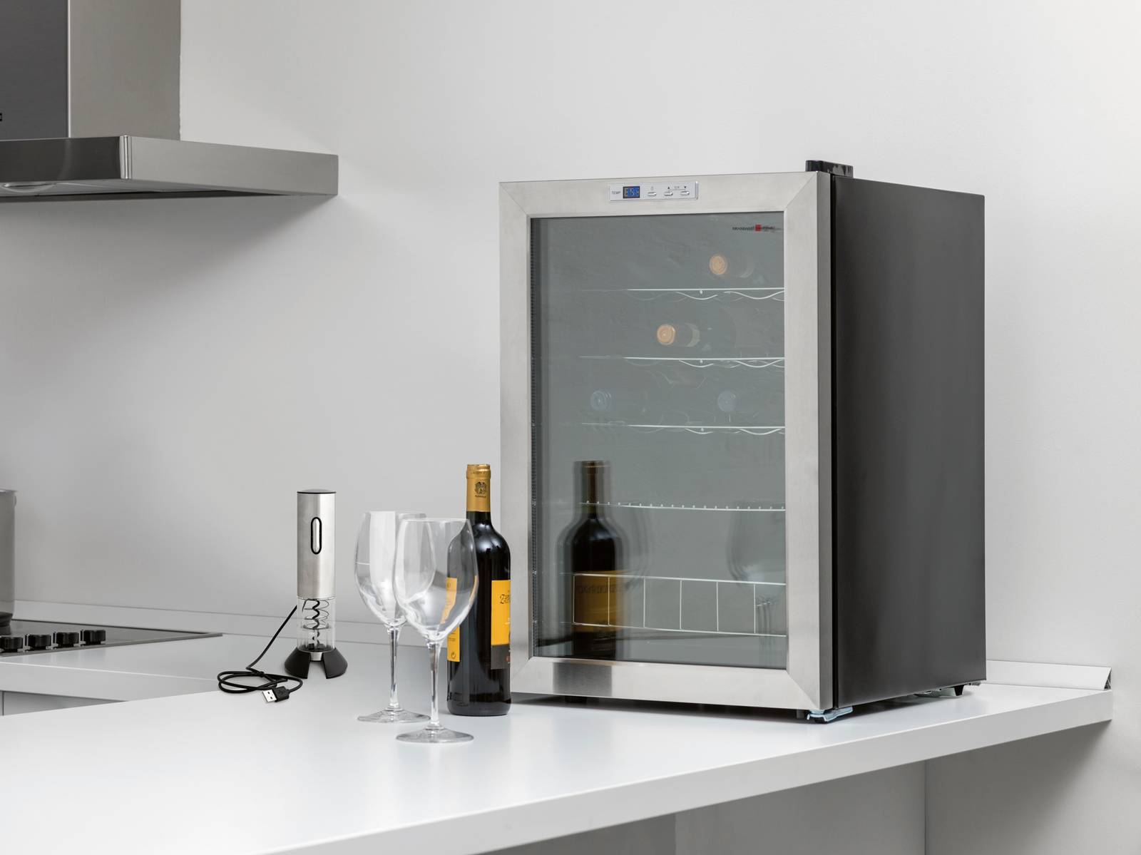 Cantinetta per 20 bottiglie.Appartiene alla Techno Collection di Brandani il frigorifero che può contenere fino a 20 bottiglie. Ha compressore con potenza di 85 watt e ripiani removibili in acciaio cromato. La temperatura, che può essere visualizzata in gradi celsius o fahrenheit, si regola e controlla elettronicamente ed ha un intervallo di 4°C18°C - 39°F64°F. Misura L 43 x P 48 x H 64 cm. Prezzo 465 euro. www.brandani.it Cantinetta per 20 bottiglie.Appartiene alla Techno Collection di Brandani il frigorifero che può contenere fino a 20 bottiglie. Ha compressore con potenza di 85 watt e ripiani removibili in acciaio cromato. La temperatura, che può essere visualizzata in gradi celsius o fahrenheit, si regola e controlla elettronicamente ed ha un intervallo di 4°C18°C - 39°F64°F. Misura L 43 x P 48 x H 64 cm. Prezzo 465 euro. www.brandani.it
