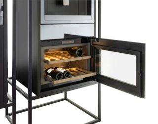 Cantinetta con funzione di silenziatore aggiuntivo.
Nella cantinetta WineCooler V4000 di VZug i ripiani flessibili in legno di faggio possono essere estratti per selezionare una bottiglia di vino o spostati in una posizione inclinata per favorire l’esposizione. Alta 45 cm, è dotata di una porta senza maniglia che, grazie al sistema TouchOpen, si apre facilmente con un solo leggero tocco. Ha illuminazione temporizzata e la funzione SilentPlus può essere attivata ogni volta che si desidera per rendere la cantina più silenziosa. Misura L 60 x P 56 x H 45 cm. Prezzo 4.074 euro. www.vzug.com/it Cantinetta con funzione di silenziatore aggiuntivo.
Nella cantinetta WineCooler V4000 di VZug i ripiani flessibili in legno di faggio possono essere estratti per selezionare una bottiglia di vino o spostati in una posizione inclinata per favorire l’esposizione. Alta 45 cm, è dotata di una porta senza maniglia che, grazie al sistema TouchOpen, si apre facilmente con un solo leggero tocco. Ha illuminazione temporizzata e la funzione SilentPlus può essere attivata ogni volta che si desidera per rendere la cantina più silenziosa. Misura L 60 x P 56 x H 45 cm. Prezzo 4.074 euro. www.vzug.com/it
