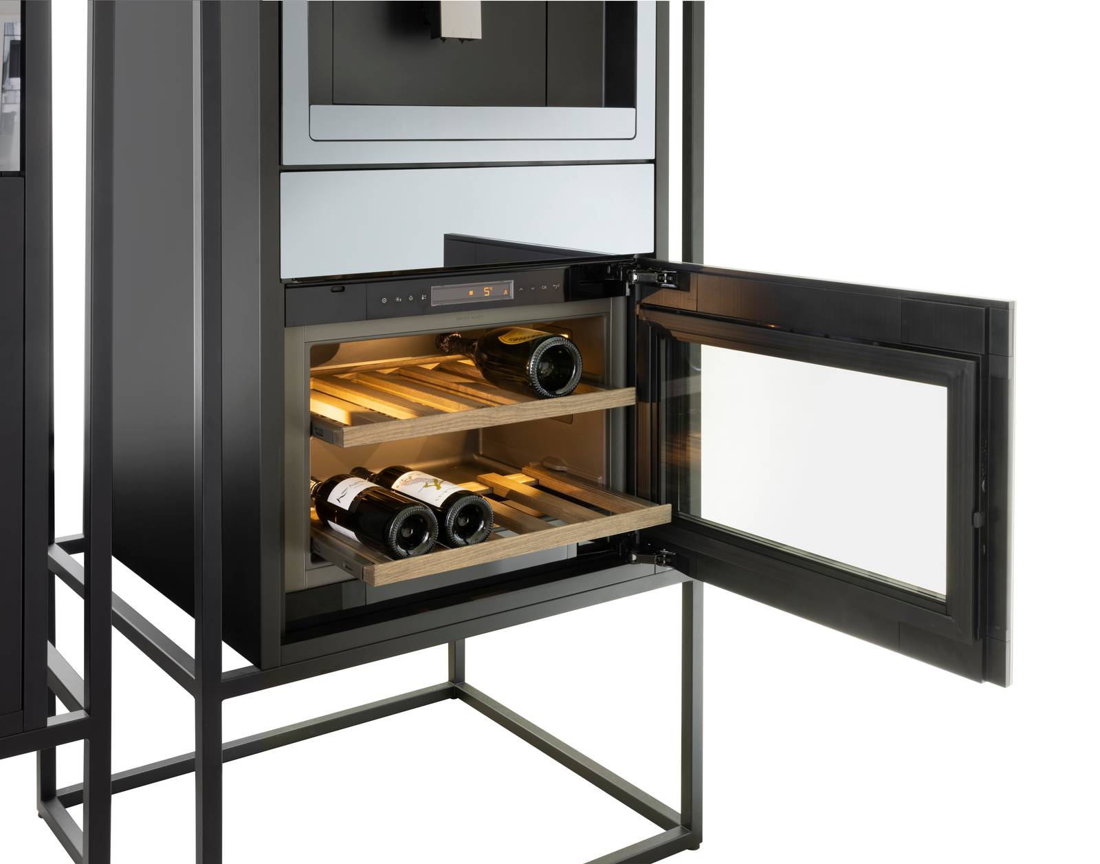 Cantinetta con funzione di silenziatore aggiuntivo.
Nella cantinetta WineCooler V4000 di VZug i ripiani flessibili in legno di faggio possono essere estratti per selezionare una bottiglia di vino o spostati in una posizione inclinata per favorire l’esposizione. Alta 45 cm, è dotata di una porta senza maniglia che, grazie al sistema TouchOpen, si apre facilmente con un solo leggero tocco. Ha illuminazione temporizzata e la funzione SilentPlus può essere attivata ogni volta che si desidera per rendere la cantina più silenziosa. Misura L 60 x P 56 x H 45 cm. Prezzo 4.074 euro. www.vzug.com/it Cantinetta con funzione di silenziatore aggiuntivo.
Nella cantinetta WineCooler V4000 di VZug i ripiani flessibili in legno di faggio possono essere estratti per selezionare una bottiglia di vino o spostati in una posizione inclinata per favorire l’esposizione. Alta 45 cm, è dotata di una porta senza maniglia che, grazie al sistema TouchOpen, si apre facilmente con un solo leggero tocco. Ha illuminazione temporizzata e la funzione SilentPlus può essere attivata ogni volta che si desidera per rendere la cantina più silenziosa. Misura L 60 x P 56 x H 45 cm. Prezzo 4.074 euro. www.vzug.com/it