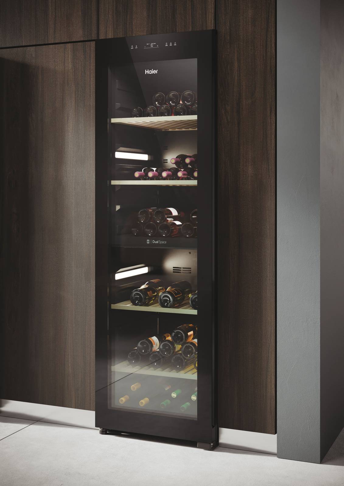 Cantinetta gestibile da app.
Maxi capiente, Wine Bank 60 Serie 7 HWS236GDGU1 di Haier, capiente per 236 bottiglie, permette di conservare le bottiglie come in una cantina professionale. Ha due zone di temperatura separate ed è dotata di connessione WiFi in modo da essere controllata tramite app. Ha luci LED a basso calore che proteggono gli aromi evitando il light strike e rispettano l’ambiente grazie all’assenza di mercurio. Misura L 59,5 x P 71 x H 190,5 cm. Prezzo da rivenditore www.haier-europe.com/it Cantinetta gestibile da app.
Maxi capiente, Wine Bank 60 Serie 7 HWS236GDGU1 di Haier, capiente per 236 bottiglie, permette di conservare le bottiglie come in una cantina professionale. Ha due zone di temperatura separate ed è dotata di connessione WiFi in modo da essere controllata tramite app. Ha luci LED a basso calore che proteggono gli aromi evitando il light strike e rispettano l’ambiente grazie all’assenza di mercurio. Misura L 59,5 x P 71 x H 190,5 cm. Prezzo da rivenditore www.haier-europe.com/it