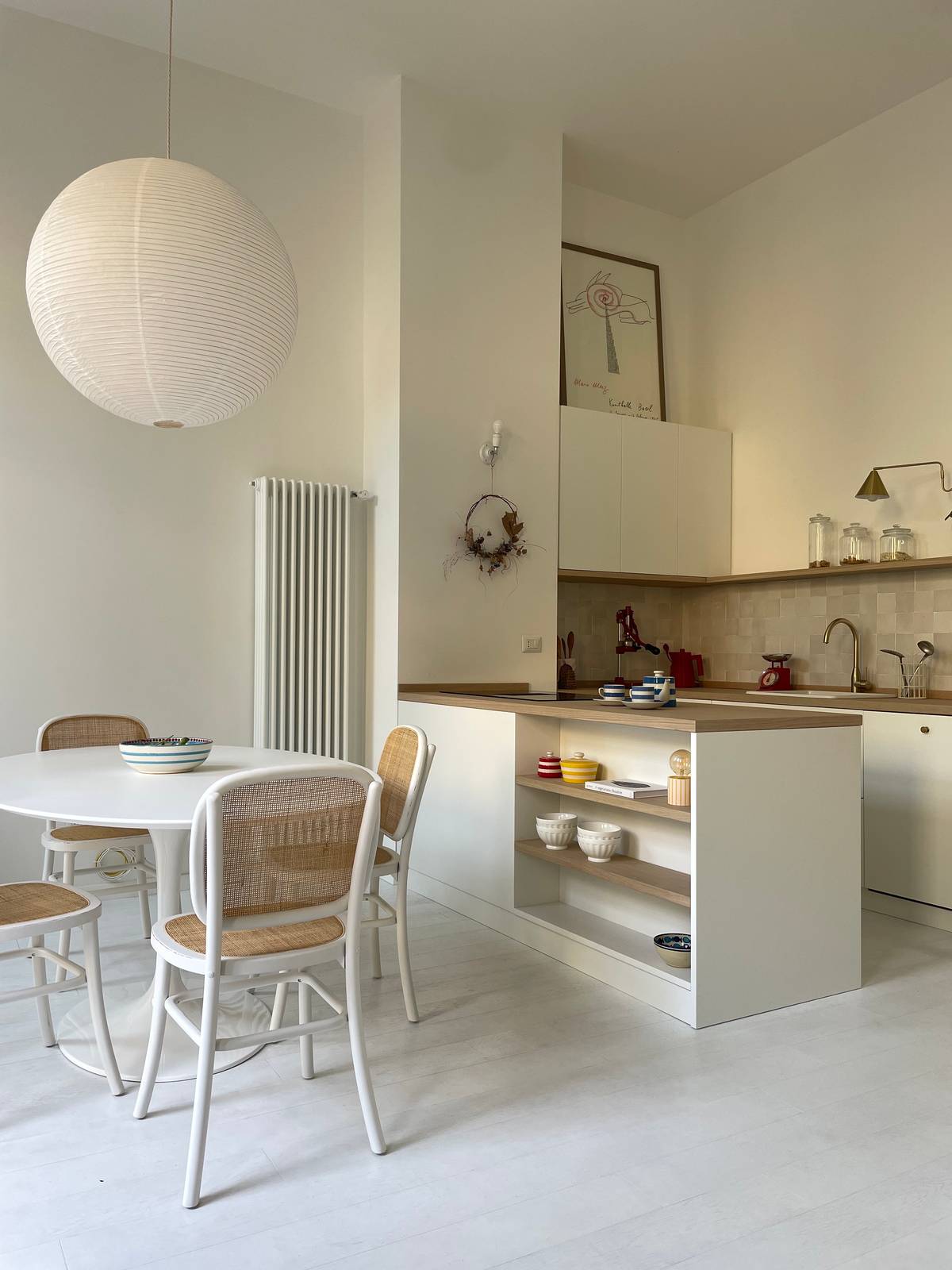 Cucina con penisola che si affaccia sulla zona pranzo. Cucina con penisola che si affaccia sulla zona pranzo.