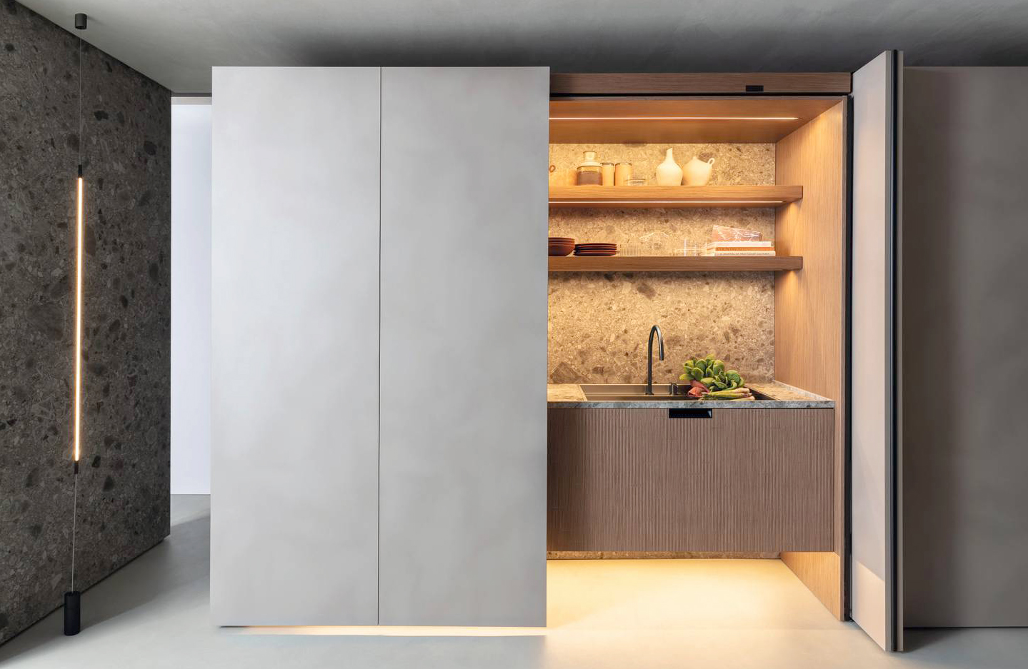 Il nuovo sistema Cabinet Folding di Euromobil ha le ante scorrevoli a scomparsa integrate con le colonne ed è dotato di apertura push& pull: nasconde al suo interno la grande e funzionale zona operativa. Misura L 270x P 81 x H 226 cm. Prezzo su richiesta. www.euromobil.com Il nuovo sistema Cabinet Folding di Euromobil ha le ante scorrevoli a scomparsa integrate con le colonne ed è dotato di apertura push& pull: nasconde al suo interno la grande e funzionale zona operativa. Misura L 270x P 81 x H 226 cm. Prezzo su richiesta. www.euromobil.com