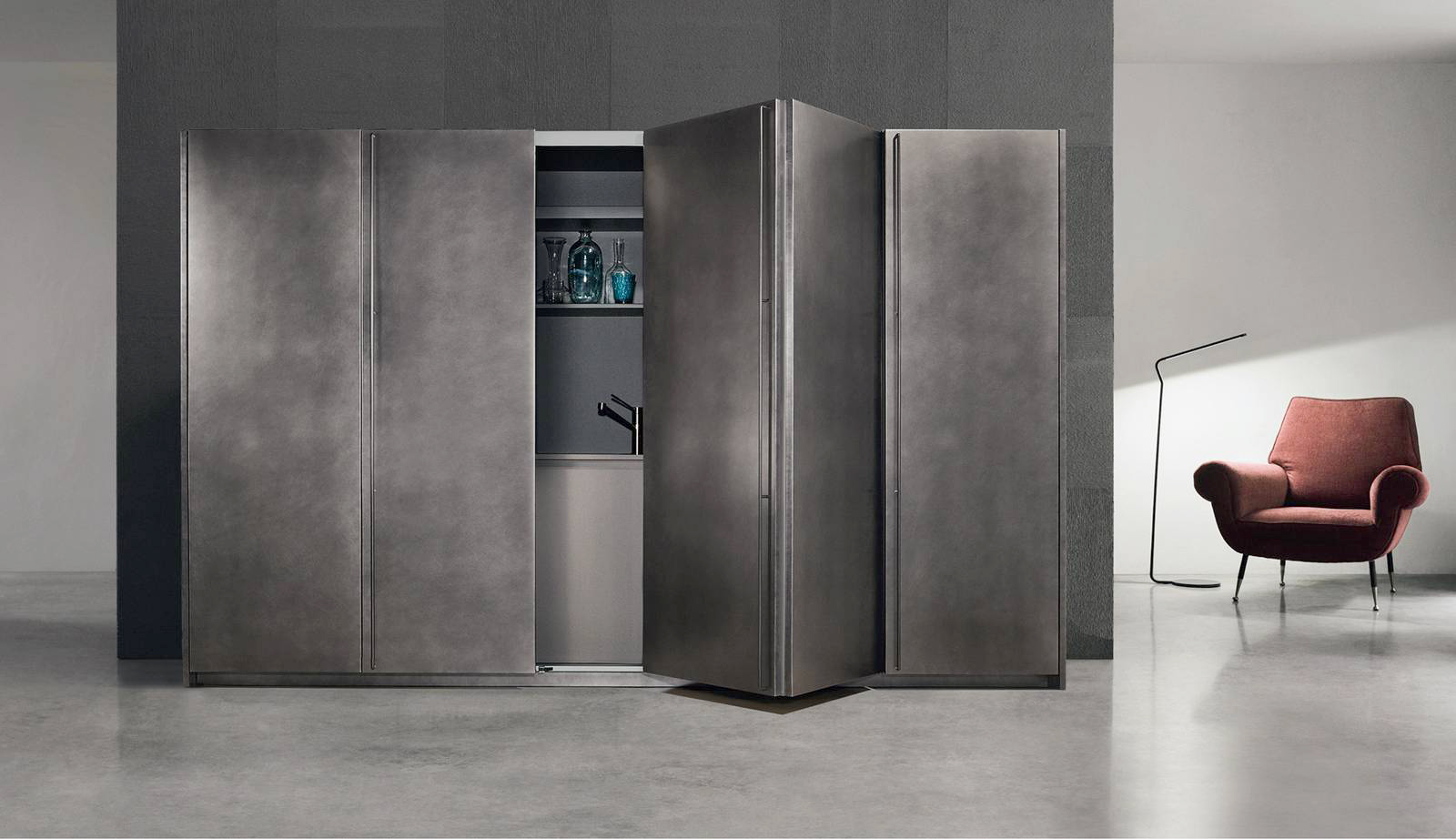 La composizione System di Key Cucine è caratterizzata dalle ante nella elegante finitura Metallo Liquido Ossidato effetto Acciaio che, una volta aperte, rivelano la cucina con le ante in laccato grigio e il top in Fenix NTM®. È realizzata su misura per sfruttare al meglio lo spazio a disposizione. Prezzo su richiesta. www.keysbabo.com La composizione System di Key Cucine è caratterizzata dalle ante nella elegante finitura Metallo Liquido Ossidato effetto Acciaio che, una volta aperte, rivelano la cucina con le ante in laccato grigio e il top in Fenix NTM®. È realizzata su misura per sfruttare al meglio lo spazio a disposizione. Prezzo su richiesta. www.keysbabo.com