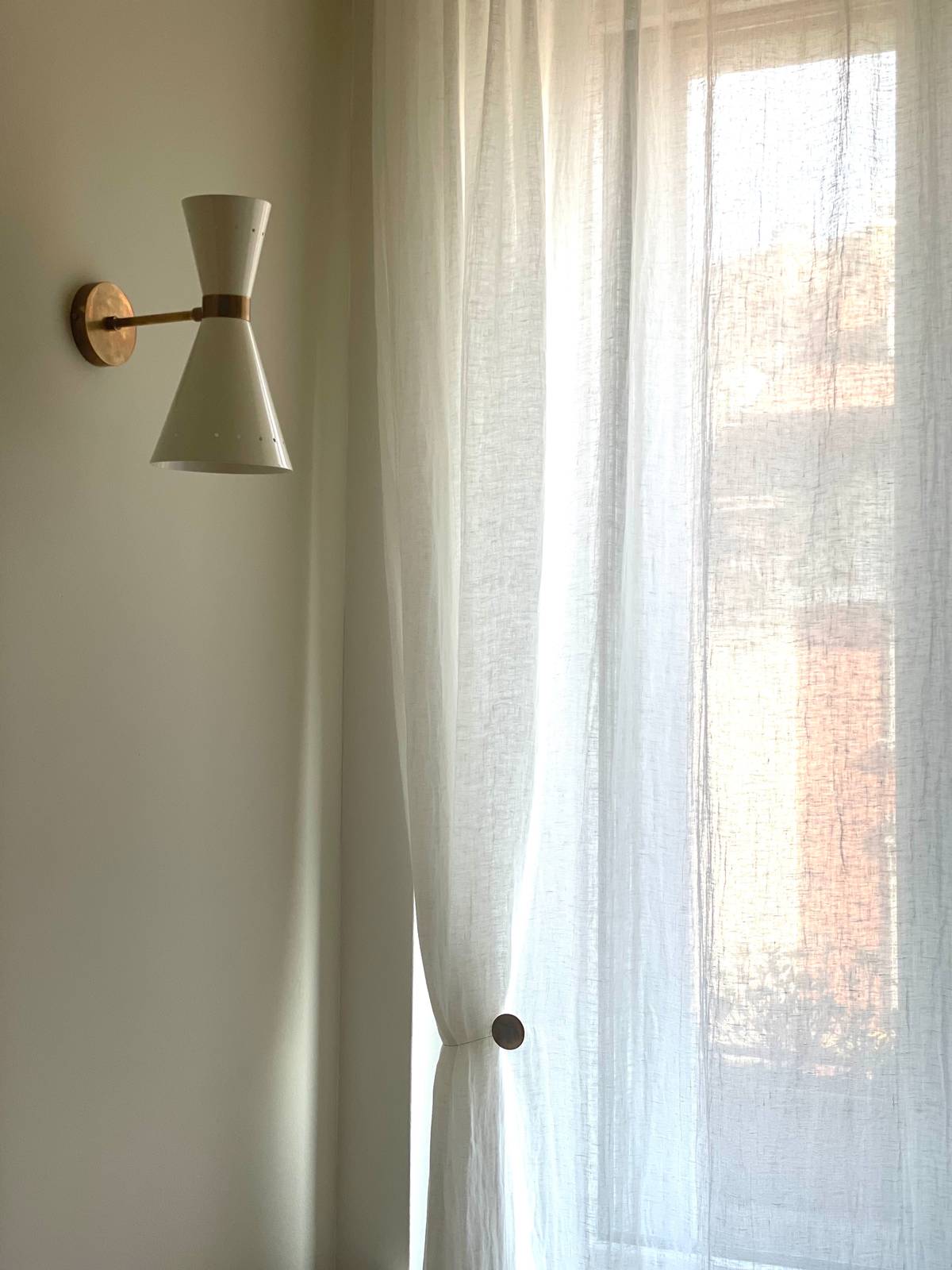 dettaglio tenda e lampada dettaglio tenda e lampada