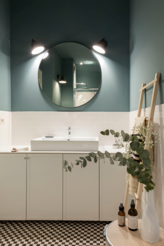 Nuovo bagno ristrutturato con piastrelle bianche e pareti ottanio. Tocco trendy, le lampade nere che "abbracciano" lo specchio. Nuovo bagno ristrutturato con piastrelle bianche e pareti ottanio. Tocco trendy, le lampade nere che "abbracciano" lo specchio.