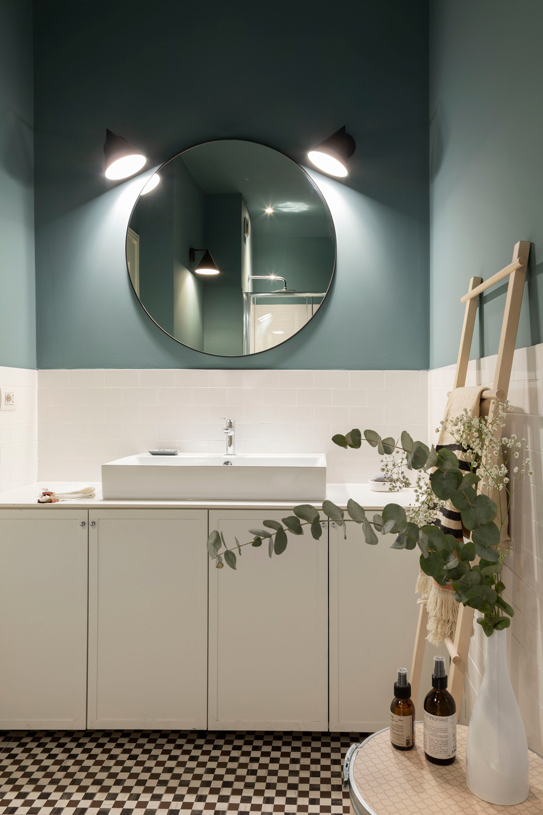 Nuovo bagno ristrutturato con piastrelle bianche e pareti ottanio. Tocco trendy, le lampade nere che "abbracciano" lo specchio. Nuovo bagno ristrutturato con piastrelle bianche e pareti ottanio. Tocco trendy, le lampade nere che "abbracciano" lo specchio.