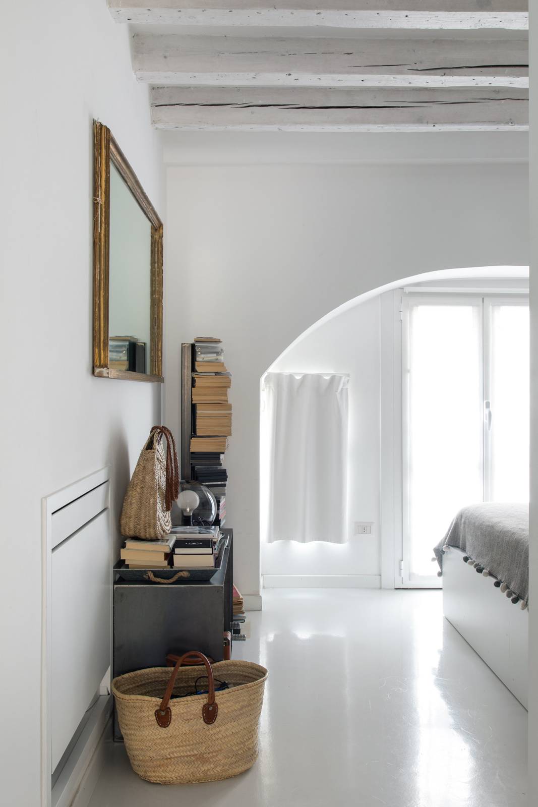 pavimento bianco in resina e soffitto legno bianco pavimento bianco in resina e soffitto legno bianco