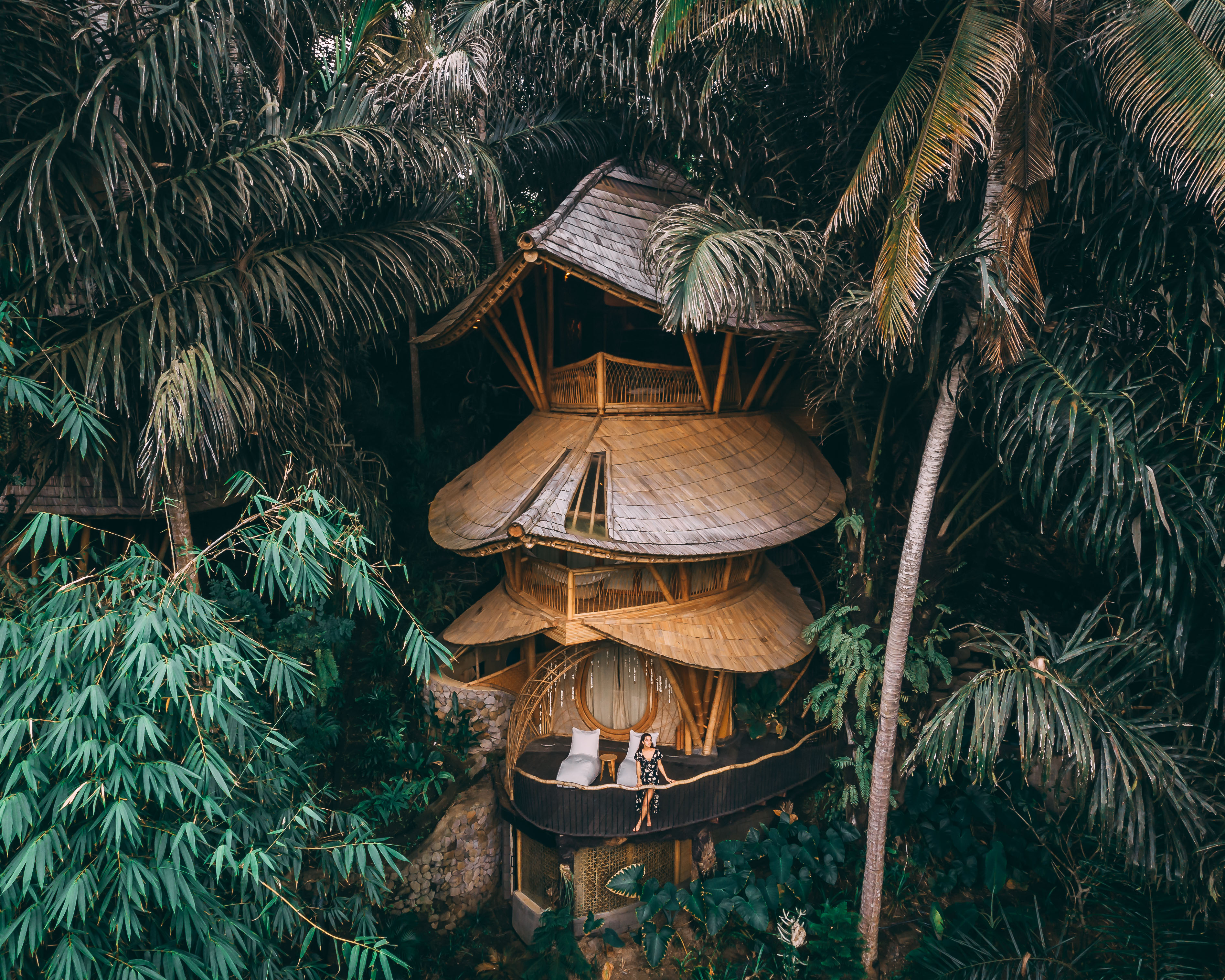Casa in bambù
(Abiansemal, Indonesia). Aura House è una splendida e incredibile dimora ecologica in bamboo, situata sulla sponda occidentale del fiume Ayung e orientata verso est. L'emozione di vedere sorgere il sole qui è indescrivibile. Casa in bambù
(Abiansemal, Indonesia). Aura House è una splendida e incredibile dimora ecologica in bamboo, situata sulla sponda occidentale del fiume Ayung e orientata verso est. L'emozione di vedere sorgere il sole qui è indescrivibile.